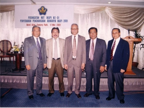 Mahyudin Al Mudra , Pimpinan Penerbit AdiCita (dua dari kiri) bersama Ketua Yayasan AdiKarya Ikapi, Rozali Usman SH; Prof.Dr. Fuad Hasan; Drs.Arselan Harahap (Ketua PP Ikapi) dan Ketua Yayasan “Kehati“ Dr. Ismid Hadad, saat kami menerima penghargaan AdiKarya Ikapi 2001, di Jakarta.