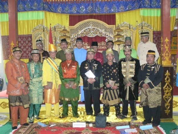 Mahyudin Al Mudra (Pemangku BKPBM) bersama Raja Raja Melayu se–Kalimantan Barat. (20–26 Juli 2008)