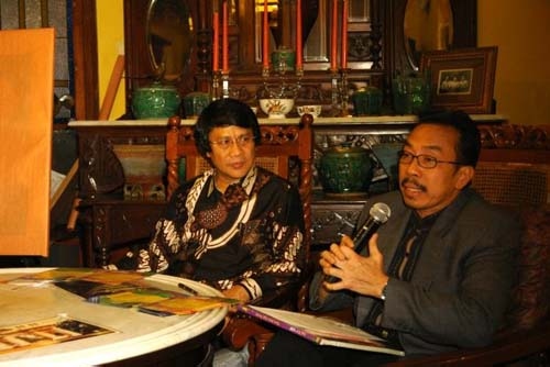 Diskusi Buku dan Peluncuran Buku “366 Cerita Rakyat Nusantara“ serta Penerimaan Rekor MURI sebagai Buku Cerita Rakyat Terlengkap di Huize Trivelli, Jakarta, 10 Desember 2008.