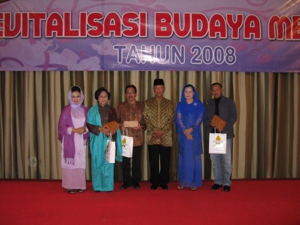 Dra. Hj. Aida Ismeth Abdullah, Prof. Dr. Meutia Hatta, Mahyudin Al Mudra, Drs. HM. Sani, Dra. Hj. Suryatati Manan, dan Prof. Dr. Suminto A. Sayuti pada Malam Ramah Tamah pembukaan Semianr Revitalisasi Budaya Melayu ke II.