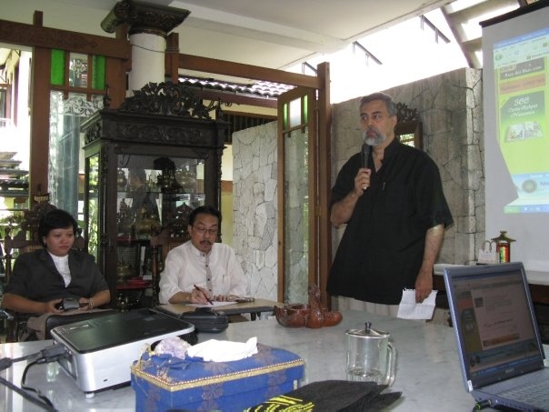 Kunjungan Rombongan Prof. Dr. Syed Farid Alatas (National University of Singapore – NUS, Head of Department Malay Studies) Bersama Para Kandidat Master NUS, ke Balai Kajian dan Pengembangan Budaya Melayu (BKPBM) Yogyakarta, Jum’at, 25 Juni 2009, pkl 14.00 – 17.30 wib.