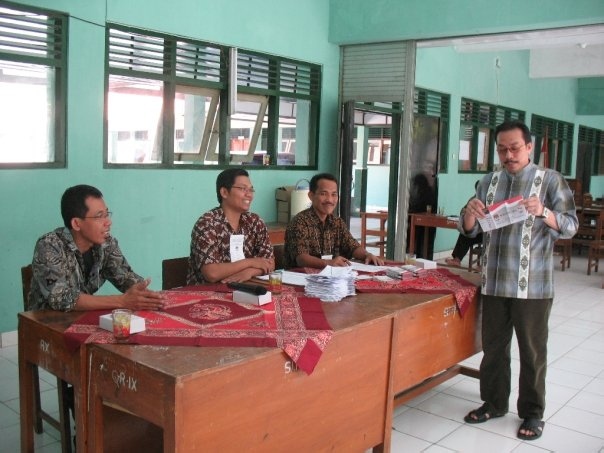 Memilih pada detik2 terakhir ketika TPS hampir tutup. Tak ada lagi orang lain yang saya temui kecuali petugas TPS. Mungkin tinggal menunggu saya saja? Kenapa ya, setiap harus memilih saya selalu tidak bisa menentukan pilihan dengan cepat seperti orang2 lain?