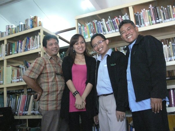 Gang narsis in action... Berburu data–data Melayu di Perpustakaan Pribadi milik Tuanku Luckman Sinar Basarshah, SH. Tak sia2 pergi jauh ke Medan, banyak data Melayu yang bisa diperoleh.