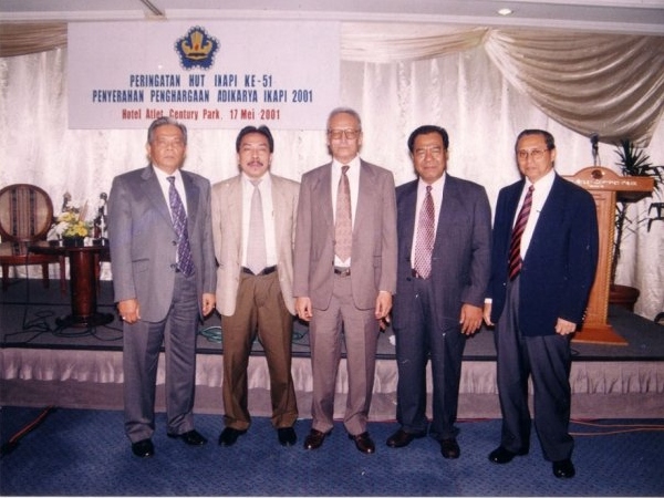 Penghargaan Adikarya Ikapi Award 2001
