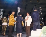 Menerima Anugerah KEHATI Award 2001